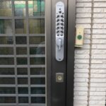 府中市の引戸玄関に取付けたキーレックス自動施錠タイプ
