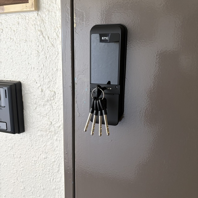 マンションのEPIC SLEEKY 35Dで非常キー(物理キー)を使用しているところ